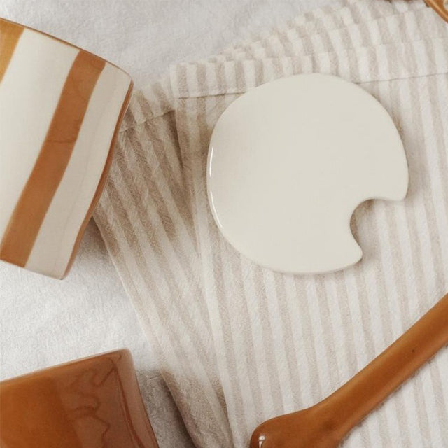 vintage-ceramic-hand-painted-spice-jars-set-with-spoon-wooden-tray-close-up-06101