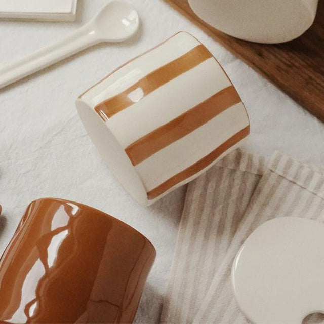 vintage-ceramic-hand-painted-spice-jars-set-with-spoon-wooden-tray-close-up-06102