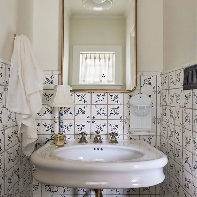 vintage-enamel-relief-soap-dish-with-drainage-scene-06124