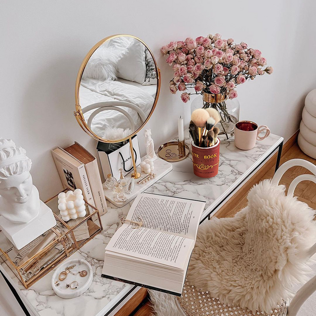 vintage-style-storage-cup-for-makeup-brushes-or-pens-scene-0704