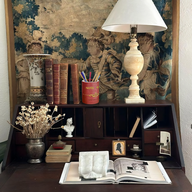 vintage-style-storage-cup-for-makeup-brushes-or-pens-scene-07044