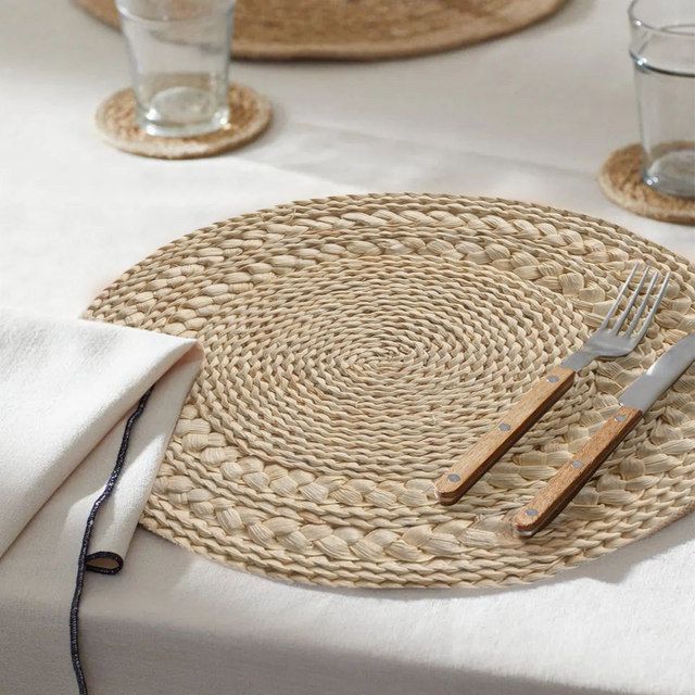 woven-corn-husk-placemats with fork