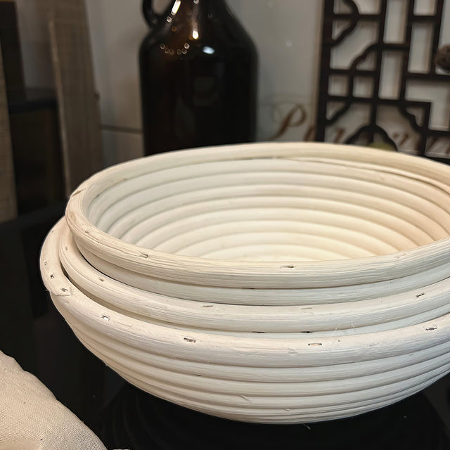 wthite-bread-bowl-close-up-05261