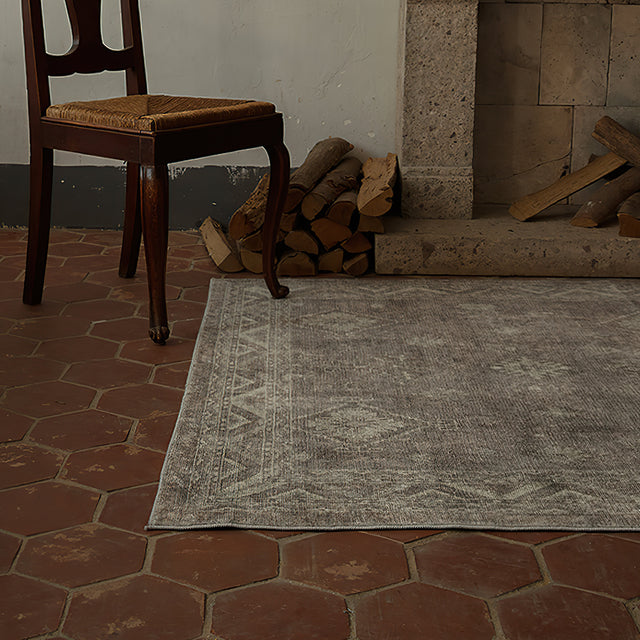 American-vintage-area-rug-close-up-0610
