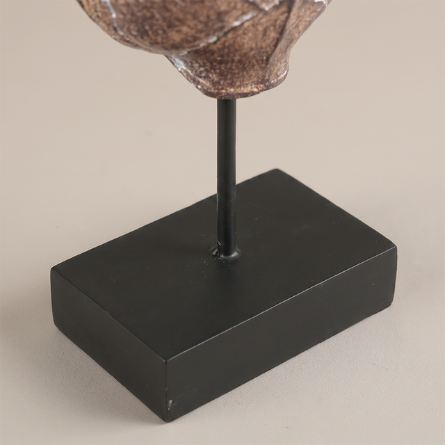 Decor sculpture with black base
