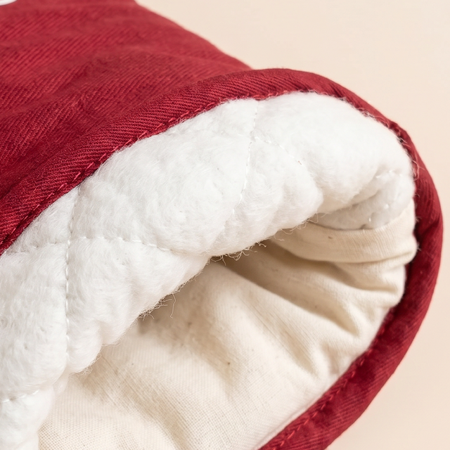 Plush lining of oven mitt
