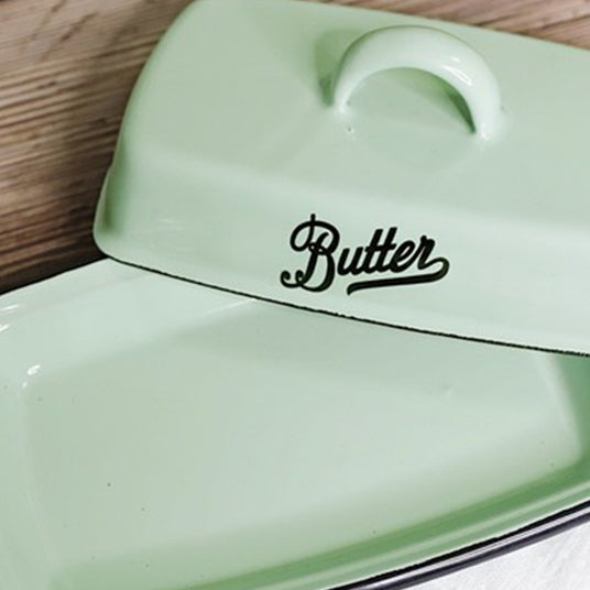 lake-blue-nostalgic-American-enamel-lidded-pastry-tray-close-up-06091