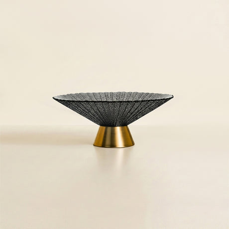 middle bowl on surface