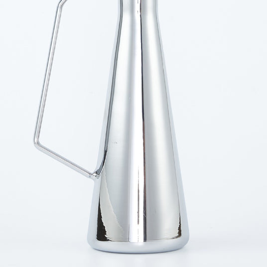  minimalist-style-plated-glass-cold-water-wine-bottle-close-up-0704