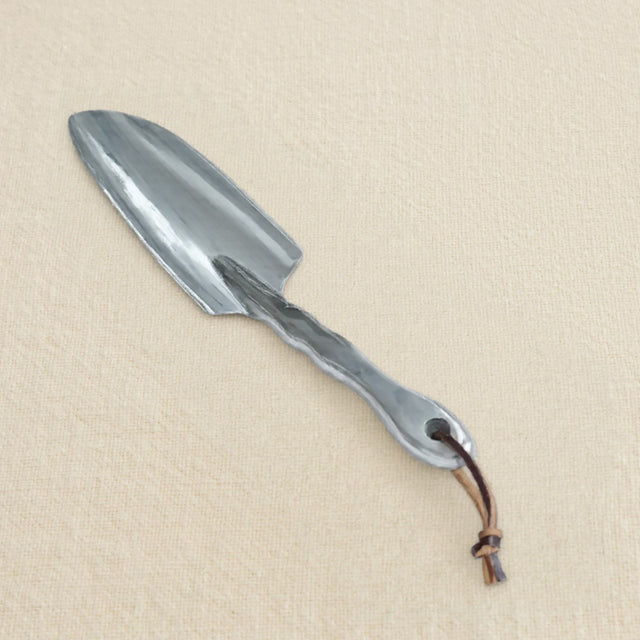narrow trowel 